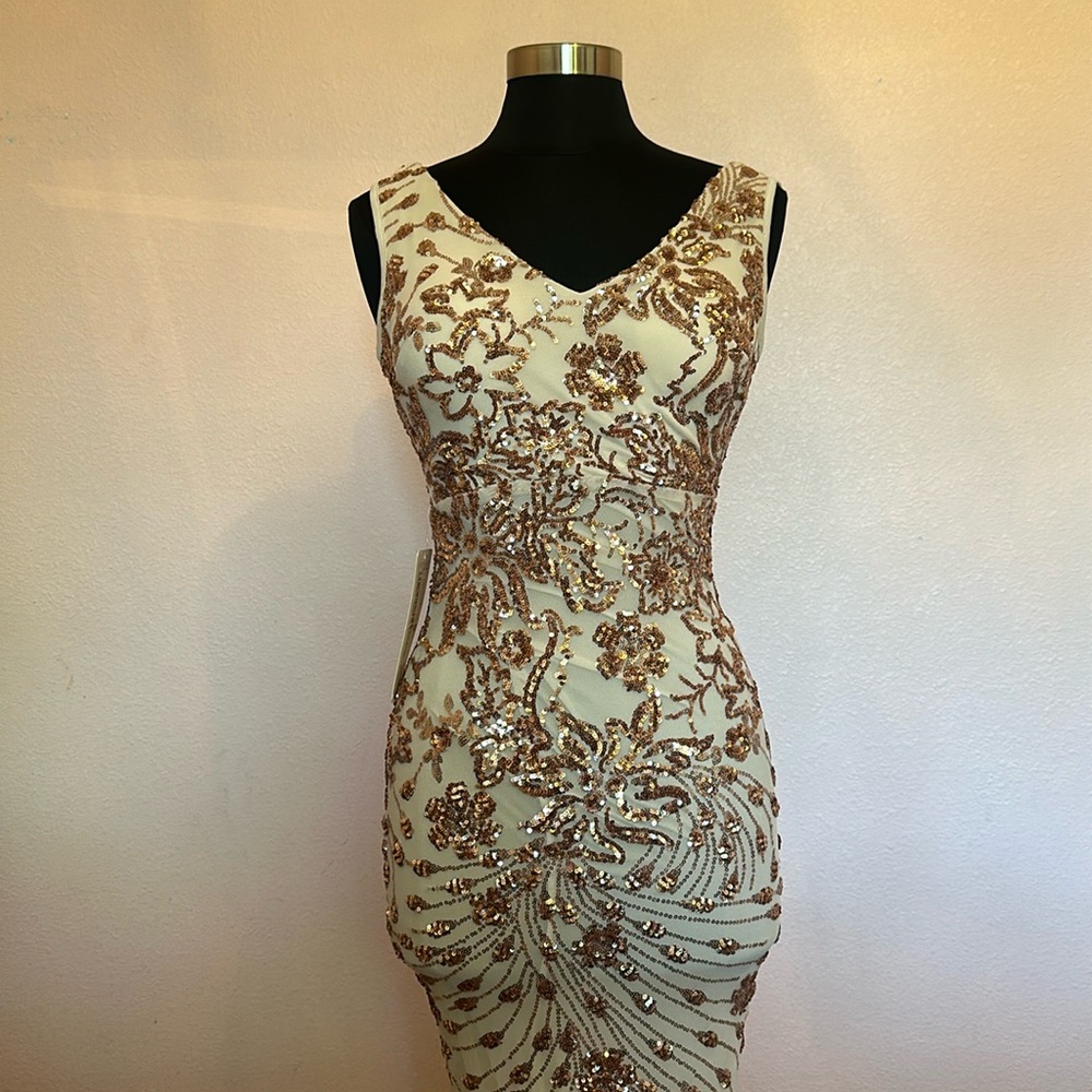 Chic Gold Sleeveless V-Neck Mini Cocktail Dress